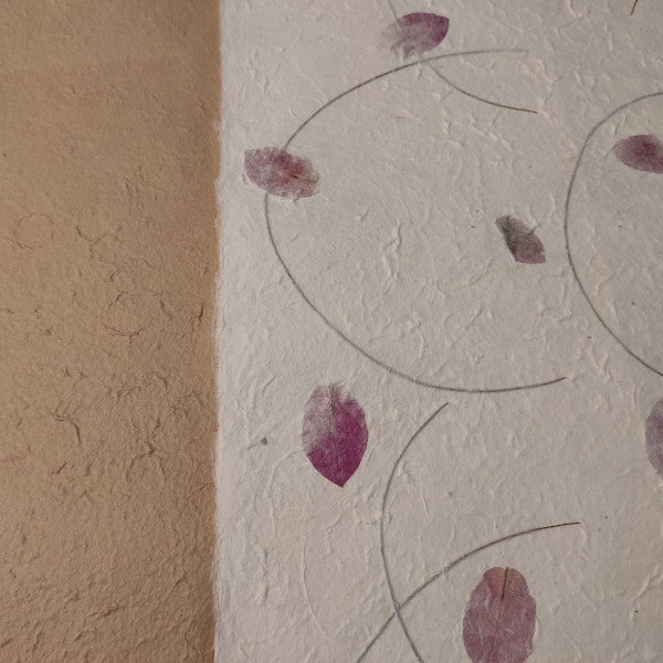 album foto con carta di gelso con inserti floreali "petali rosa e steli" e dorso in carta di gelso sabbia