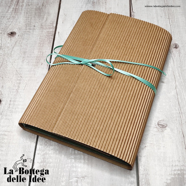 Agenda annuale grande con copertina rivestita in carta Batik "Arabesk" verde acqua. Custodia in cartoncino ondulato colore avana