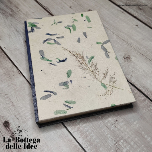 Agenda annuale con copertina rivestita in carta Lokta Wax Cotton blu e carta di Gelso con inserti floreali "Petali Blu e Verdi"
