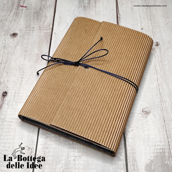 Agenda annuale con copertina rivestita in carta Lokta Wax Cotton blu e carta di Gelso con inserti floreali "Petali Blu e Verdi". Custodia in cartoncino colore avana