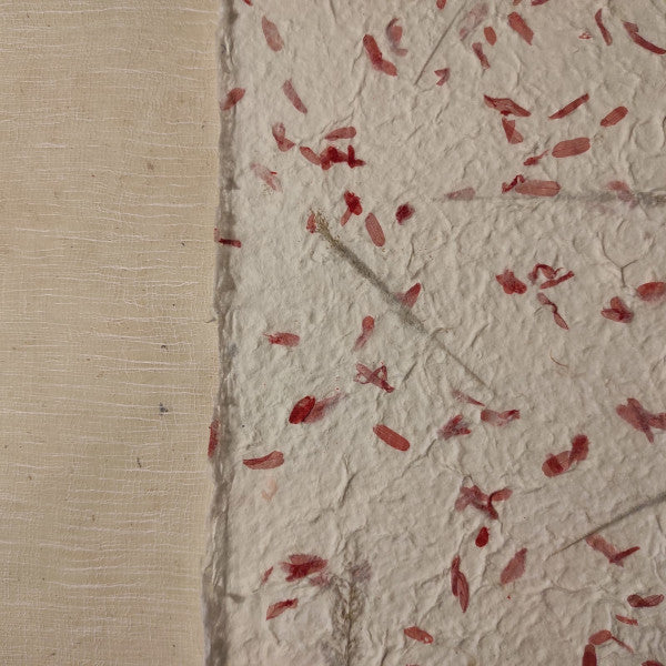 Album foto con carta di gelso con inserti floreali "petali fucsia" abbinata a Lokta Wax Cotton avorio