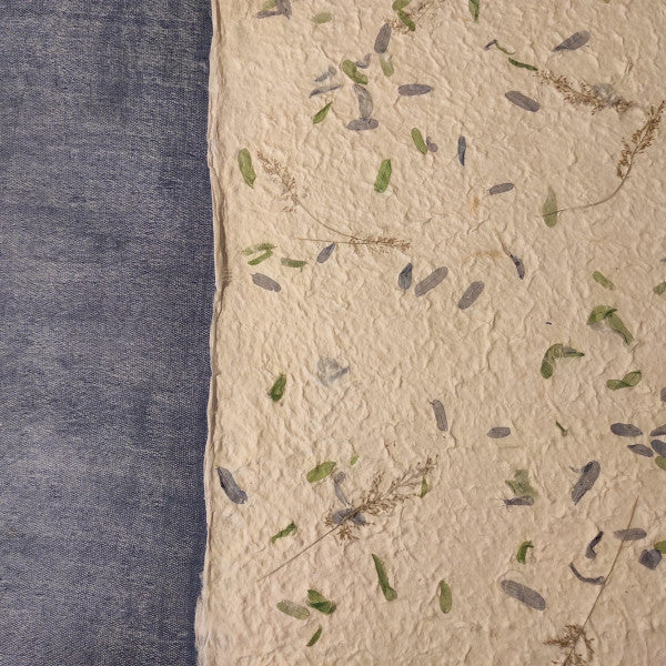 Album foto con carta di gelso con inserti floreali "petali blu e verdi" e dorso in Lokta Wax Cotton blu