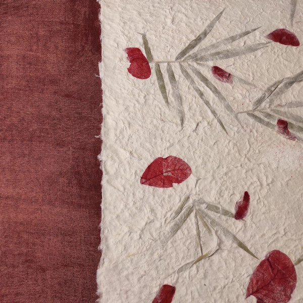 Album foto con carta di gelso con inserti floreali "petali rossi e foglie" con dorso in Lokta Wax Cotton bordeaux