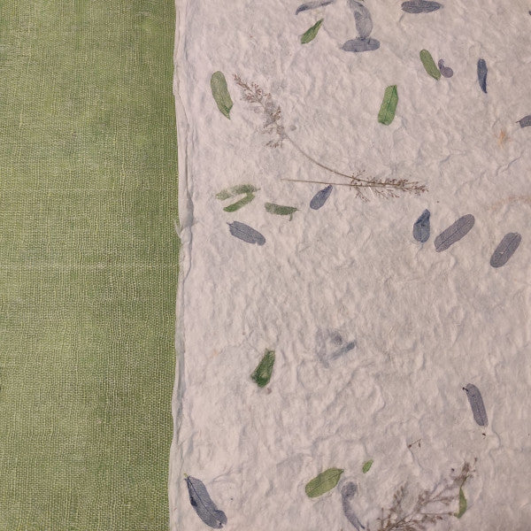 Album foto con carta di gelso con inserti floreali "petali blu e verdi" e dorso in Lokta Wax Cotton verde menta