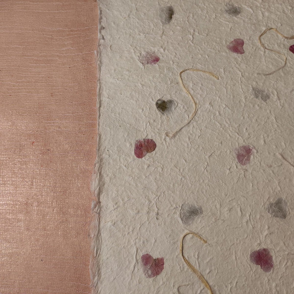 Album foto con carta di gelso con inserti floreali "foglie colorate" e dorso in Lokta Wax Cotton rosa baby