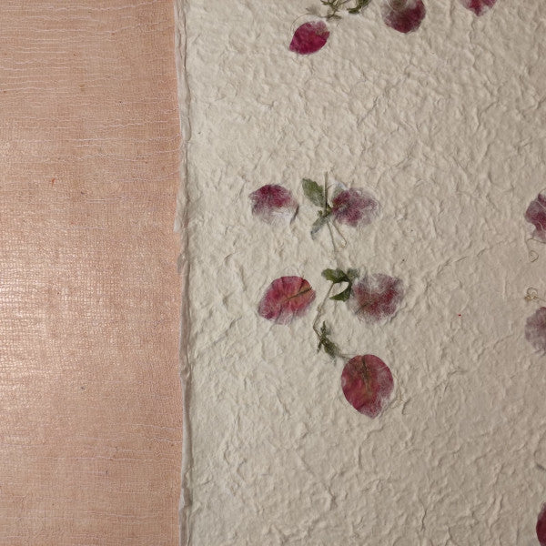Album foto con carta di gelso con inserti floreali "rametti con petali rosa e foglie" e dorso in Lokta Wax Cotton