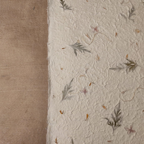 Album foto con carta di gelso con inserti floreali "fiori a stella, petali gialli e foglie" e dorso in Lokta Wax Cotton terra