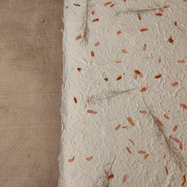 Album foto con carta di gelso con inserti floreali "petali arancioni" e dorso in Lokta Wax Cotton terra