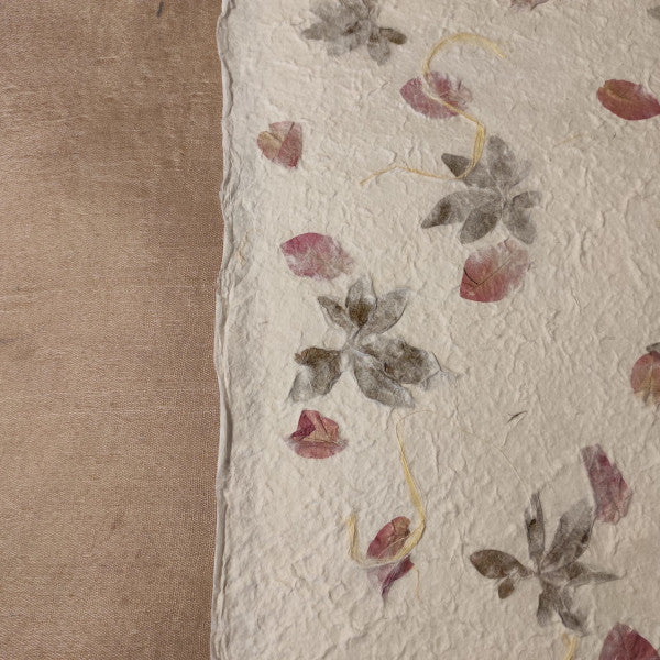 Album foto con carta di gelso con inserti floreali "petali rosa e foglie" e dorso in Lokta Wax Cotton terra