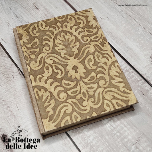 Agenda annuale media con copertina rivestita con carta artigianale