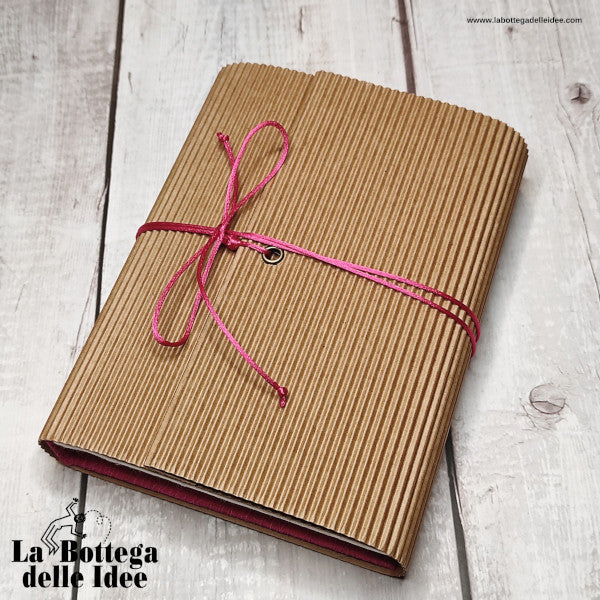 Agenda annuale media rivestita con carta di gelso con inserti floreali "Petali rosa e foglie". Custodia protettiva in cartoncino ondulato colore avana