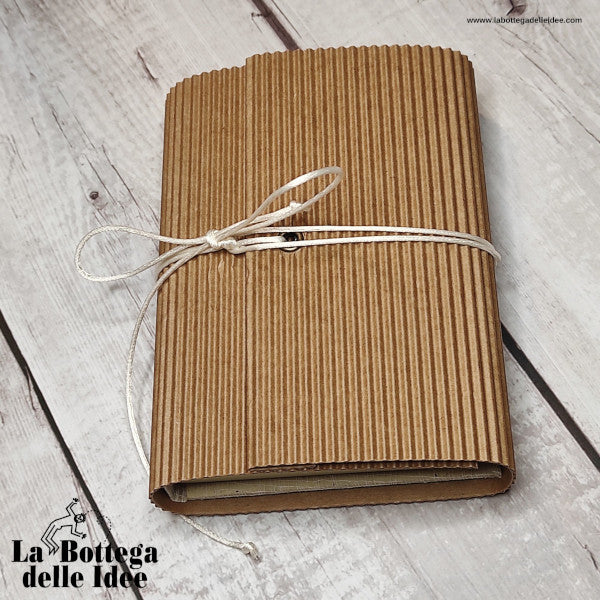 Agenda annuale piccola (9,5 x 13,8 cm) rivestita con carta Batik . Custodia in cartoncino ondulato avorio