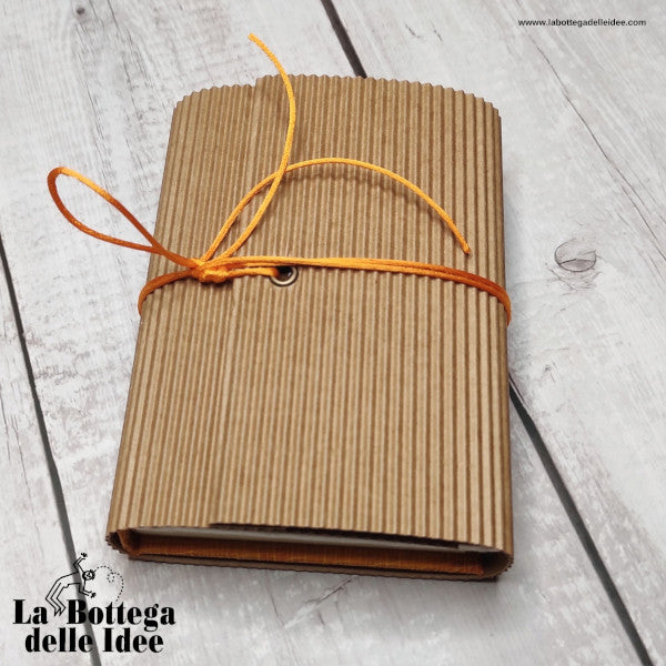 Agenda annuale piccola con copertina rivestita con carta artigianale . Custodia in cartoncino ondulato colore avana