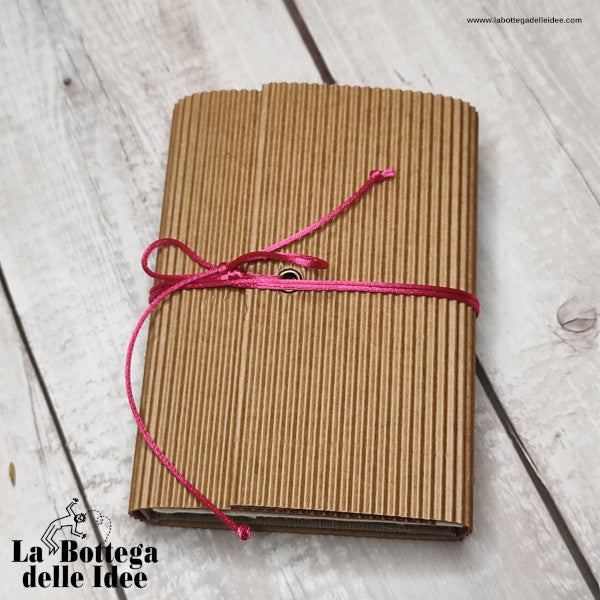 Agenda annuale piccola con copertina rivestita con carta artigianale Custodia in cartoncino ondulato colore avana.