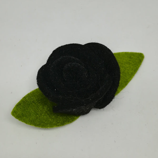 Rosa in feltro nera