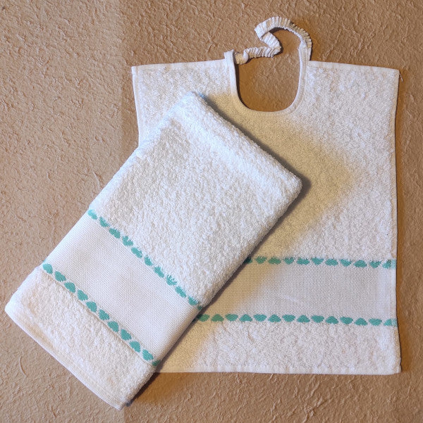 Set asilo in spugna composto da bavaglino e salvietta con fascia in tela Aida per ricamo a punto croce