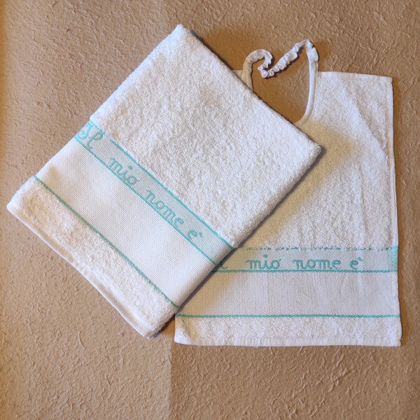 Set asilo in spugna composto da bavaglino e salvietta con fascia in tela Aida per ricamo a punto croce