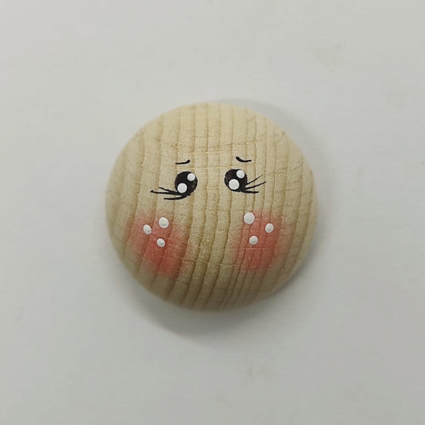 Testina piatta (realizzata con una mezza sfera) in legno di faggio decorata su base in legno naturale. Ideale per la creazione di bambole, angeli, folletti, fatine. Diametro 35 mm
