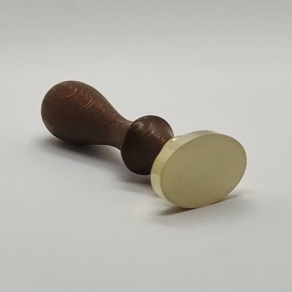 Timbro ovale (21 mm x 30 mm) neutro con piastra liscia ideale da utilizzare con ceralacca colorata in abbinamento con brillantini, foglia oro, etc per creare effetti originali