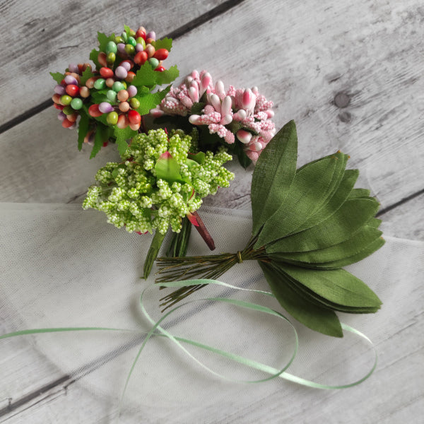 assortimento di fiori, foglie e altri elementi naturali per decorare bomboniere e non solo!