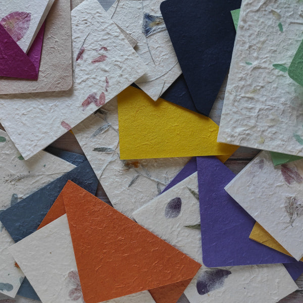 Biglietti e buste in carta di gelso artigianali disponibili in diversi colori e abbinamenti