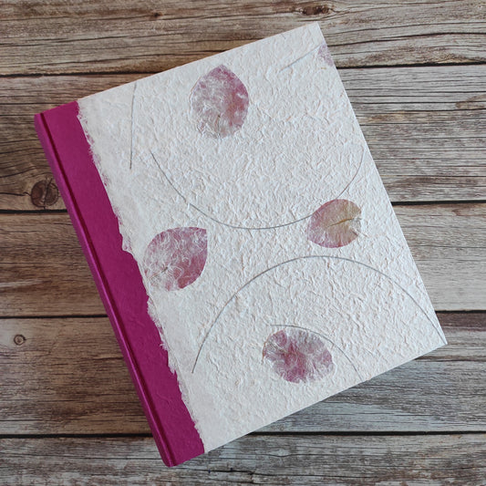 Copertina album fotografico artigianale carta di gelso petali rosa e steli con bordo irregolare deckle edge.