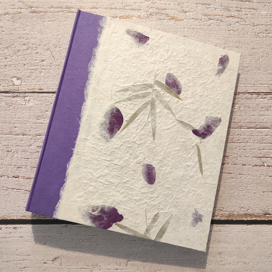 Copertina album fotografico artigianale in carta di gelso petali viola grande formato con bordo irregolare deckle edge.