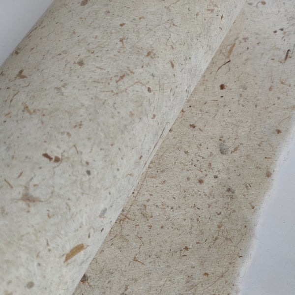 Carta artigianale liscia in fibra di banana colore naturale con fibre visibili