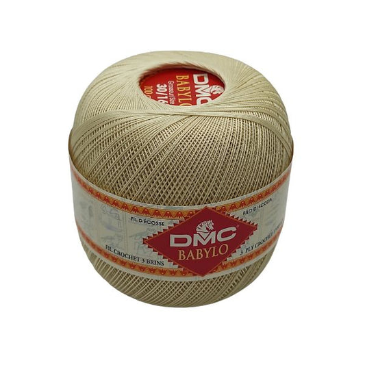 Piacevole da lavorare e resistente, Babylo DMC è prodotto a partire da uno dei migliori cotoni al mondo a fibra lunga e di prima scelta. Babylo DMC è un filato di cotone 100% a 3 capi indivisibili dall’aspetto setoso e regolare, mercerizzato per una migliore stabilità e resa del colore. Nel titolo 30 (corrispondente alla grossezza 16 di altre marche) il gomitolo da 100 grammi circa 1.000.