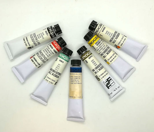 Set composto da nr 7 tubetti (23 ml cad) di inchiostro ad acqua per Linoleografia: Ferrario Linograf. Le tinte sono: 01 bianco, 02 giallo cadmio chiaro, 03 sepia, 04 Blu cobalto, 05 verde, 06 rosso cadmio, 07 nero