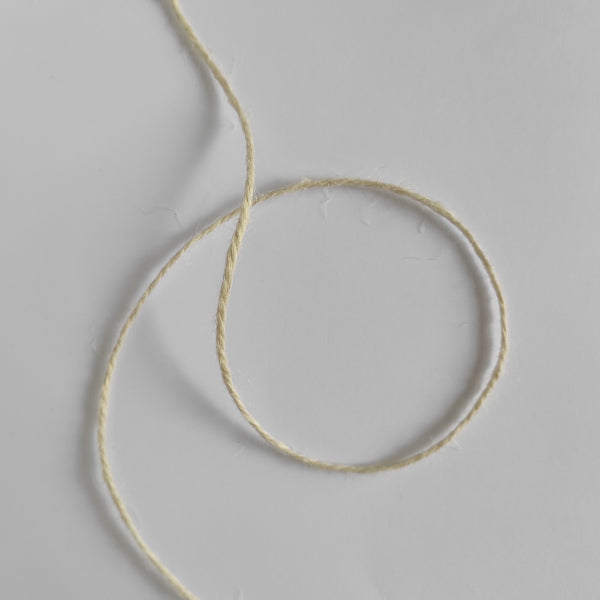 Cordoncino in juta colore avorio da 2 mm, ideale per rifinire confezioni, bomboniere e decorazioni dal gusto rustico