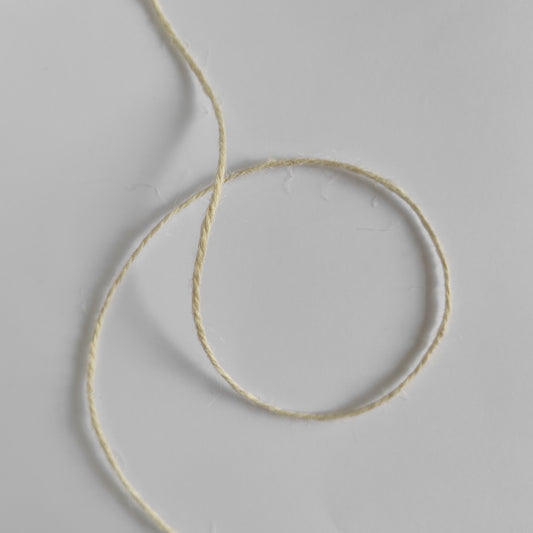 Cordoncino in juta colore avorio da 2 mm, ideale per rifinire confezioni, bomboniere e decorazioni dal gusto rustico