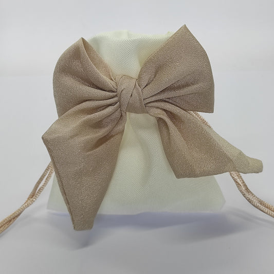 Sacchetto (10 cm x H 12 cm) rettangolare avorio con fiocco in tessuto tipo seta colore beige.