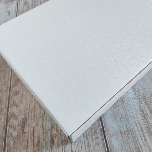 Scatola astuccio in cartoncino fibra colore bianco ideale per cornici. Misura 30 cm x 24 cm x H 5 cm.