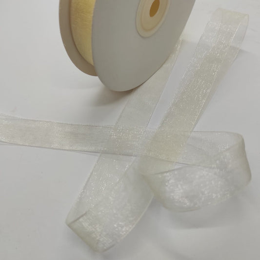 Nastro in organza trasparente colore avorio. È sostenuto e per questo motivo è Ideale per realizzare fiocchi decorativi di grande effetto.