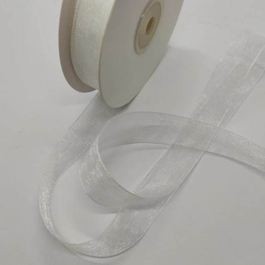 Nastro in organza trasparente colore bianco. È sostenuto e per questo motivo è Ideale per realizzare fiocchi decorativi di grande effetto.