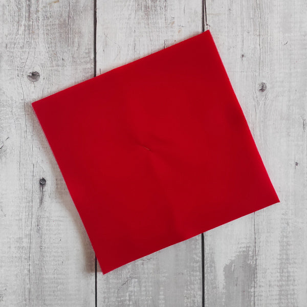 Tulle quadrato (lato 24 cm) di produzione italiana ideale per confezionare bomboniere. Disponibile in confezione da 50 pezzi colore rosso