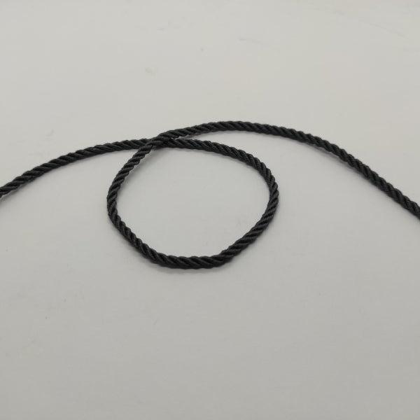 Cordoncino ritorto a 3 capi (composizione acetato e fibra acrilica) dall'aspetto lucido e con colori brillanti. Diametro 3,5 mm - colore grigio scuro
