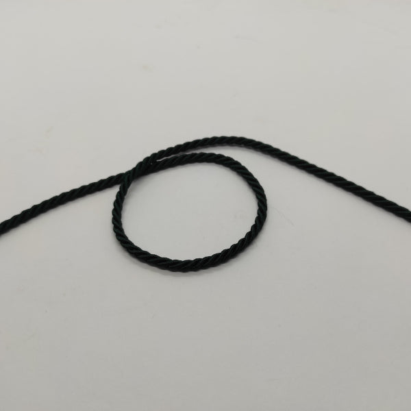 Cordoncino ritorto a 3 capi (composizione acetato e fibra acrilica) dall'aspetto lucido e con colori brillanti. Diametro 3,5 mm - colore verde scuro