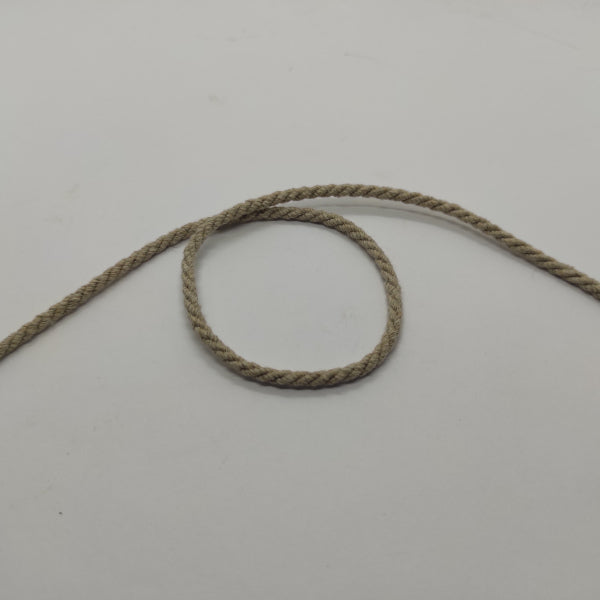 Cordoncino opaco ritorto a 3 capi (composizione lino e cotone). Diametro 3,5 mm - colore lino naturale