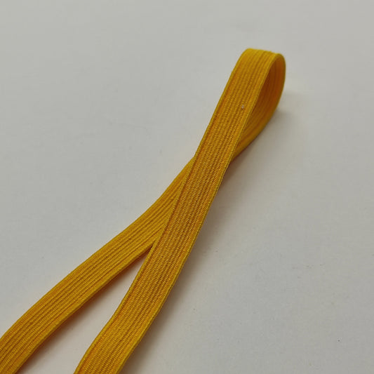 Il classico elastico piatto disponibile in diversi colori che ben si adattano a lavori di Cucito Creativo e Legatoria. H 6 mm - Giallo