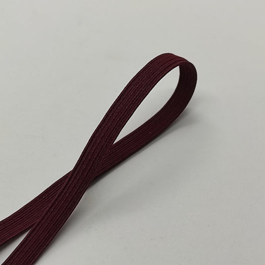 Il classico elastico piatto disponibile in diversi colori che ben si adattano a lavori di Cucito Creativo e Legatoria. H 6 mm - Bordeaux