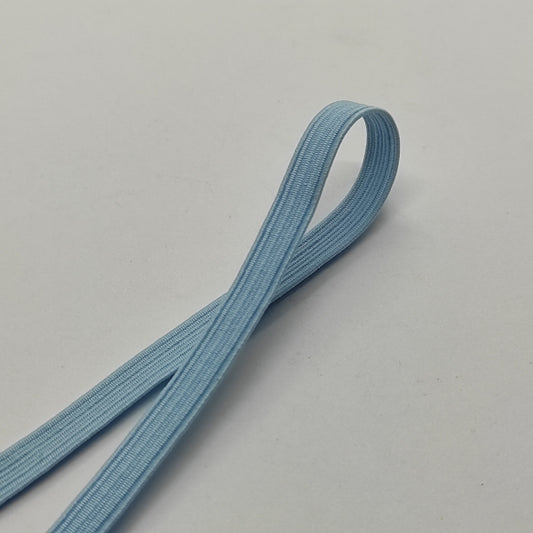 Il classico elastico piatto disponibile in diversi colori che ben si adattano a lavori di Cucito Creativo e Legatoria. H 6 mm - Azzurro