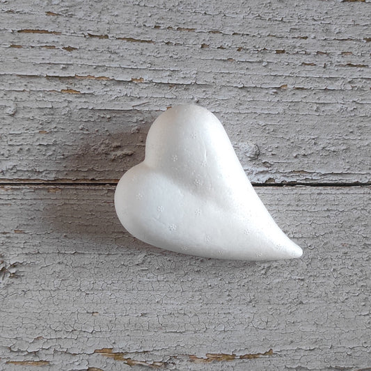 Cuore di polistirolo (pieno). 12 cm x 8,5 cm x 4 cm (di spessore)