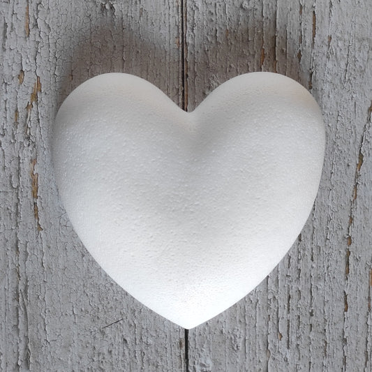 Cuore di polistirolo con il retro piatto. H 20 cm