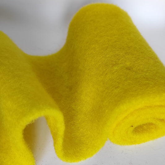 Nastro in feltro di pura lana H 15 cm ideale per decorazioni natalizie e pasquali, composizioni floreali e accessori casa. Colore: Giallo forte