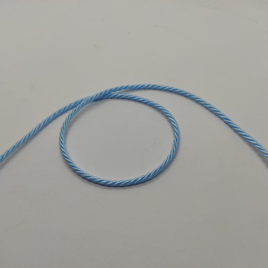 Cordoncino ritorto a 3 capi (composizione acetato e fibra acrilica) dall'aspetto lucido e con colori brillanti. Diametro 3 mm - colore celeste