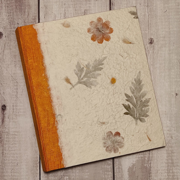 Album foto con carta di gelso con inserti floreali "fiori arancioni" e dorso in carta Lokta Wax Cotton arancione