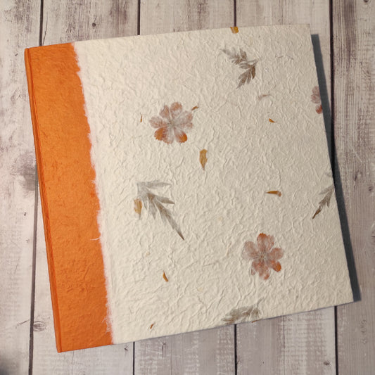 album foto con carta di gelso con inserti floreali "fiori arancioni" e dorso in carta di gelso arancione 