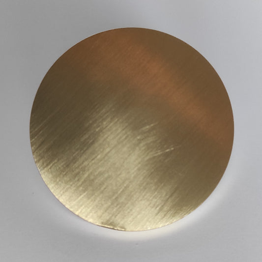 Piastra in metallo per timbro da ceralacca. La forma è rotonda (diametro 35 mm) e la superficie non presenta alcun soggetto ma è completamente liscia in modo da ottenere un timbro neutro ideale per realizzare effetti decorativi particolari con fiori pressati, brillantini, foglia oro, etc.